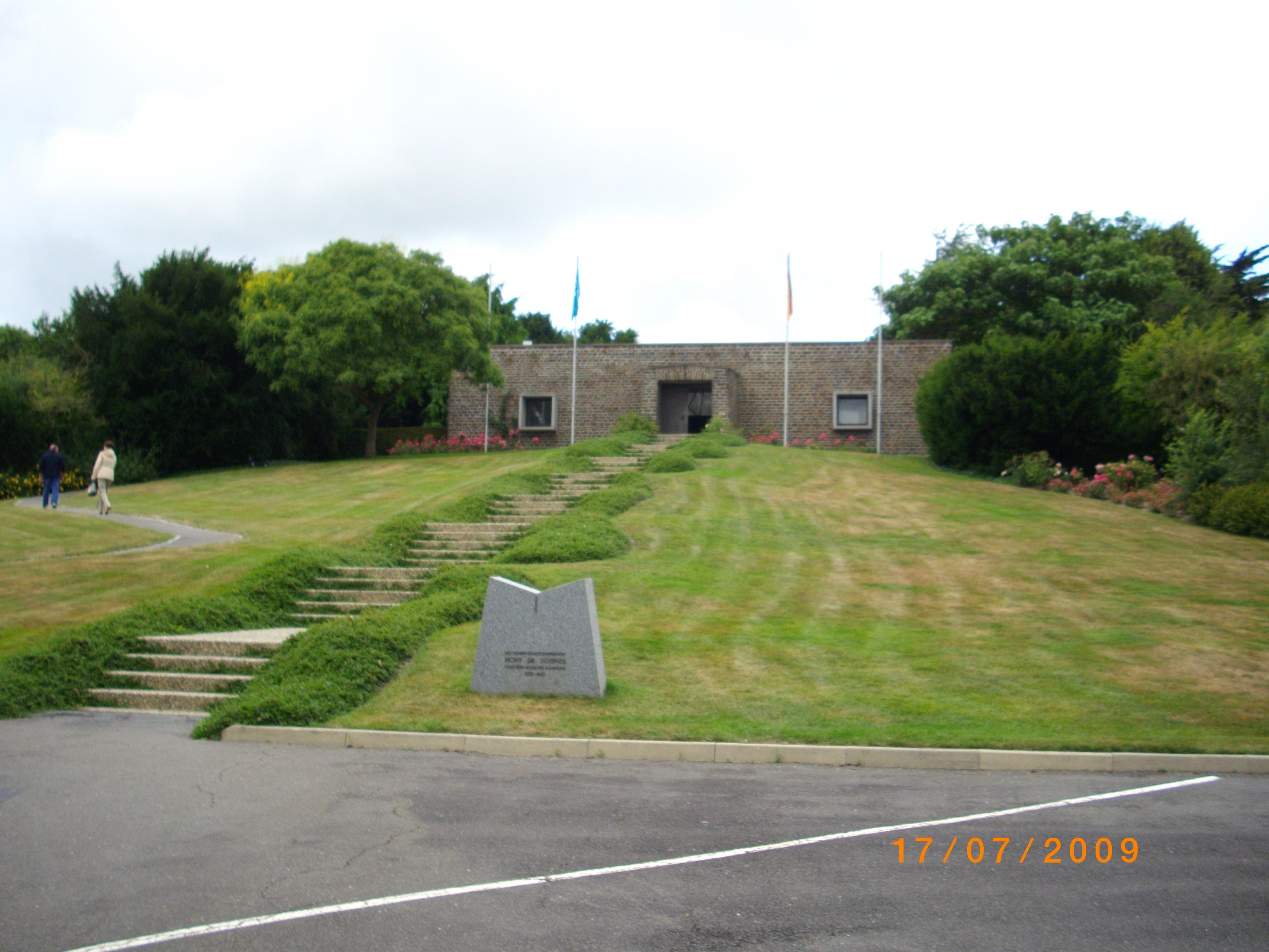 cimetière militaire allemand de Mont-de-Huisnes